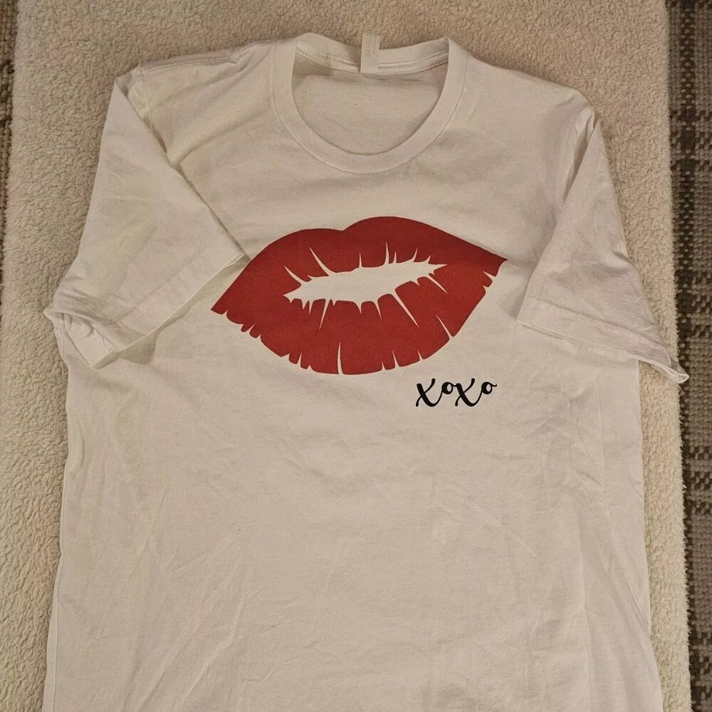 Kiss My Lips Valentines T-shirt Women's‎ One Size (Fits like Large)